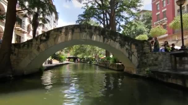San Antonio Vista Del Paseo Fluvial Pasando Por Debajo Del — Vídeos de Stock