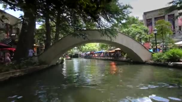 San Antonio Riverwalk View Going Bridge Sunny Day — Stock Video