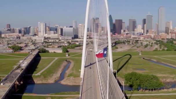 Dallas Skyline Margaret Hunt Hill Köprüsü Üzerinde Teksas Bayrağı — Stok video