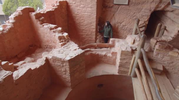 Turyści Ruinach Indian Colorado Cliffs Museum — Wideo stockowe