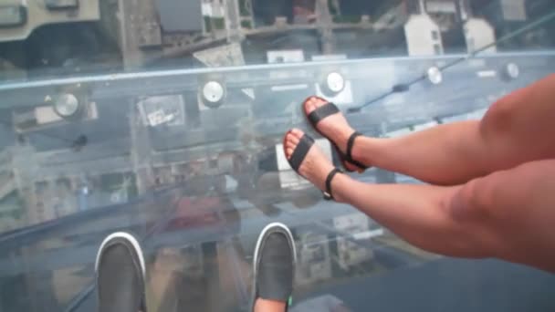 Touristen Auf Glas Mit Blick Auf Chicago — Stockvideo