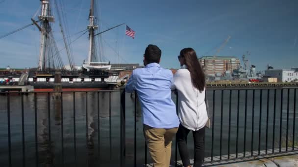 Turyści Oglądający Uss Konstytucji Turystyce Portu Bostonie — Wideo stockowe