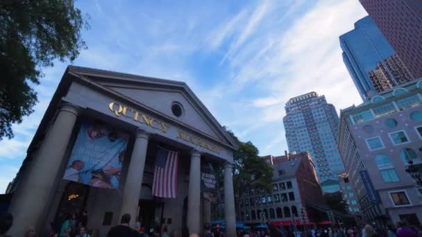 Туристы Пределами Quincy Рынка Центре Бостона Горизонта — стоковое видео