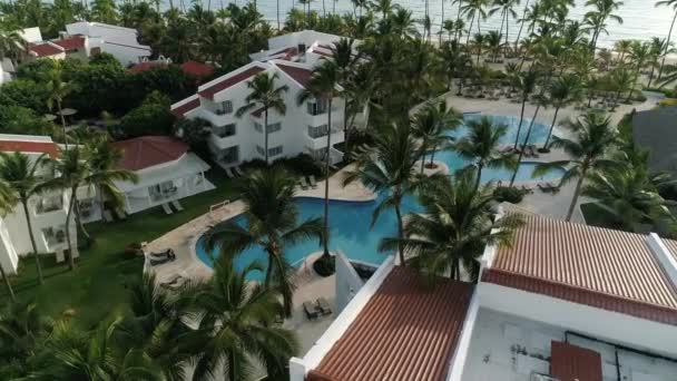 Здания Тропических Курортов Океанские Пляжные Пальмы Беспилотник — стоковое видео