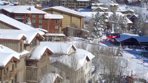 Ski Lift Πάνω Από Χειμερινό Χωριό Στην Τρύπα Jackson — Αρχείο Βίντεο