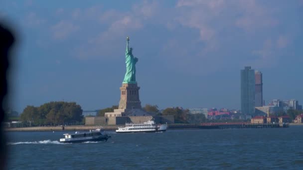 女性はボートからの自由の像を見てニューヨーク市スカイラインNyc — ストック動画