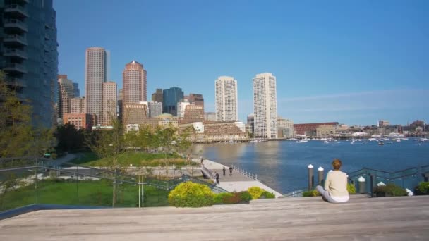 Vrouw Zoek Naar Boston Stad Skyline Uitzicht Vanaf Haven Water — Stockvideo