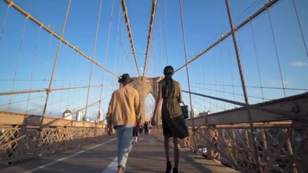 Young Black Couple Walk Brooklyn Bridge Lens Flare Sunset Nyc — Stock Video