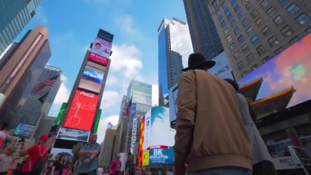 Fiatal Pár Sétál Times Tér Nyc Változatos Fekete Turisták — Stock videók