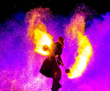 Geceleri yangın gösterisine bedava giriş.