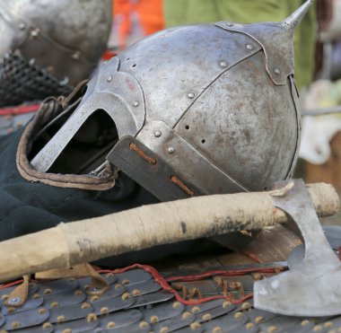 Şövalyenin zırh kaskı balta metali gri