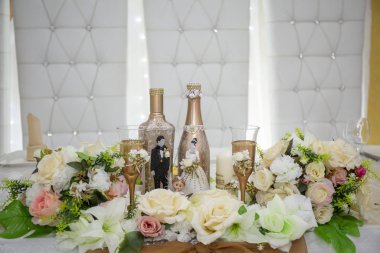 Düğün süslemeleri el yapımı çiçekler şarap şişeleri.