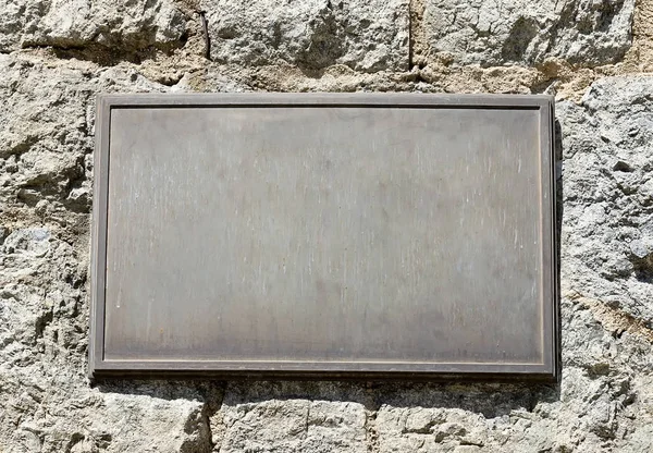 Металева табличка на кам'яну стіну — стокове фото