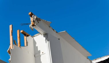 Bir evin ahşap çerçeve nakavt bina nedeniyle maruz.