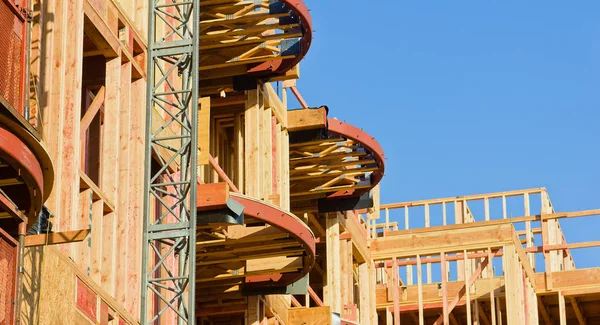 Metall Wird Verwendet Einem Holzrahmenbau Form Und Design Verleihen — Stockfoto