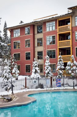 Zemin ve yapı içinde belgili tanımlık geçmiş kar perdeler gibi sıcak havuzu akışını durdurmak verir.