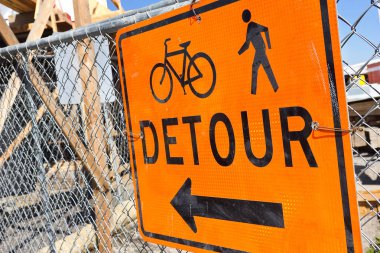 Çit üzerinde yol işareti