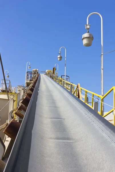 Yukarı doğru fabrika kemer 
