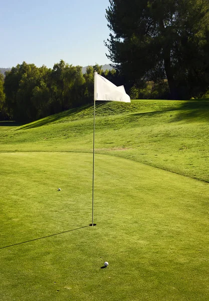 Bílé golfové hřiště vlajka — Stock fotografie