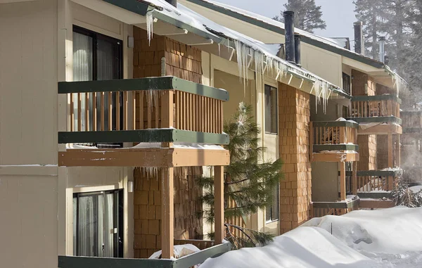 Kar ve dış townhouses kapak buz sarkıtları sabah parlar. 