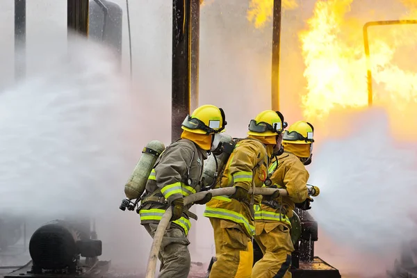 Tre brandmän framsteg — Stockfoto