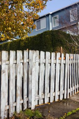 Kaldırım boyunca beyaz çit