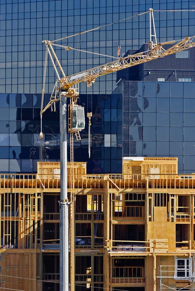 Grúa Torre Utiliza Construcción Edificio Apartamentos Gran Altura —  Fotos de Stock