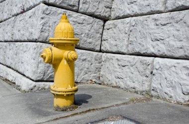 Yangın hidrant beton duvarının yakınında