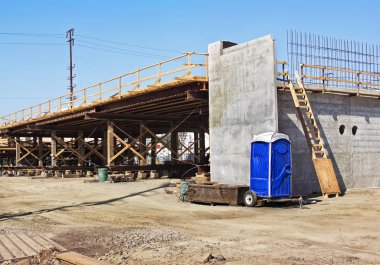 Bir porta lazımlık site var iyi olsa ve bir yol üzerinden gitmek köprü inşaatı başlıyor. 