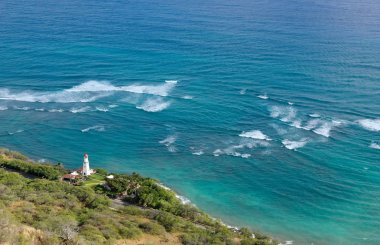 Oahu Hawaii'de tarihi Diamond Head deniz feneri okyanus kıyı şeridi boyunca oturur. 