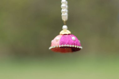 Doğa kökenli el yapımı renkli bir küpe.