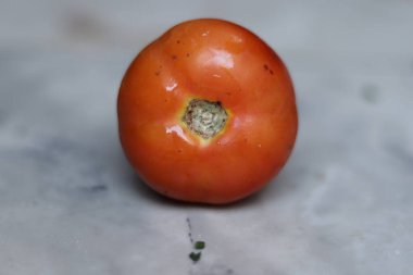 Beyaz arka planda izole edilmiş taze organik tamotolar