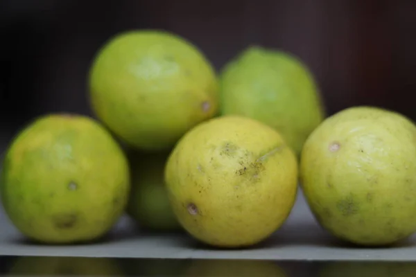 Beyaz Arkaplanda Taze Yeşil Limon Meyveleri — Stok fotoğraf