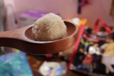 Hindistan cevizli rava ladoo 'ları kaseye yakın plan.