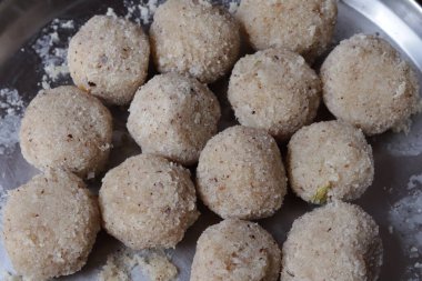 Hindistan cevizli rava ladoo 'ları kaseye yakın plan.