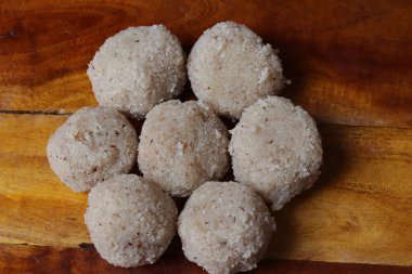 Hindistan cevizli rava ladoo 'ları kaseye yakın plan.