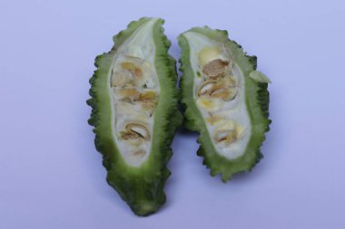 Beyaz arka planda izole edilmiş doğranmış kavun sebzeleri.