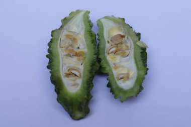 Beyaz arka planda izole edilmiş doğranmış kavun sebzeleri.