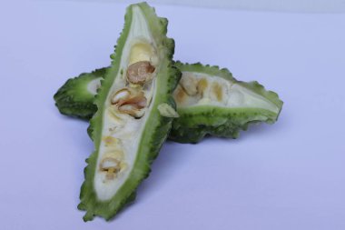 Beyaz arka planda izole edilmiş doğranmış kavun sebzeleri.