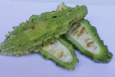 Beyaz arka planda izole edilmiş doğranmış kavun sebzeleri.