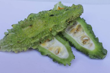 Beyaz arka planda izole edilmiş doğranmış kavun sebzeleri.