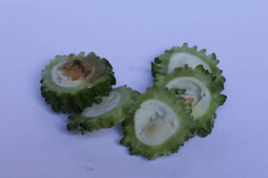 Beyaz arka planda izole edilmiş doğranmış kavun sebzeleri.