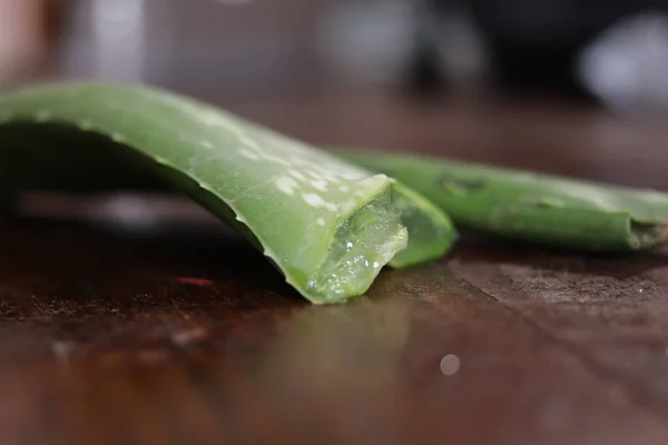 在白色背景上隔离的芦荟片叶子和纸浆 — 图库照片