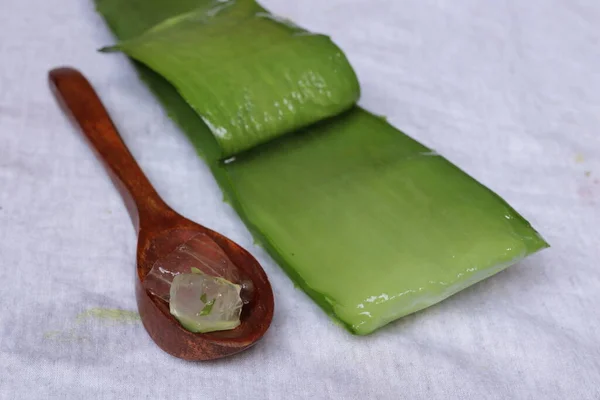 Trozos Hoja Pulpa Aloe Vera Aislados Sobre Fondo Blanco — Foto de Stock