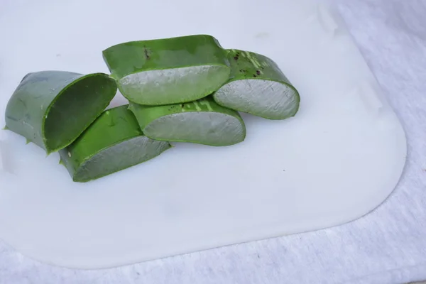 Aloe Vera Pezzi Foglia Polpa Isolati Fondo Bianco — Foto Stock