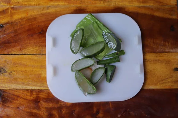 Aloe Vera Folhas Frescas Com Fatias Gel Uma Colher Madeira — Fotografia de Stock