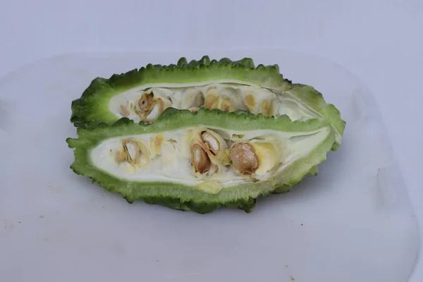 Légumes Melon Amer Hachés Isolés Sur Fond Blanc — Photo