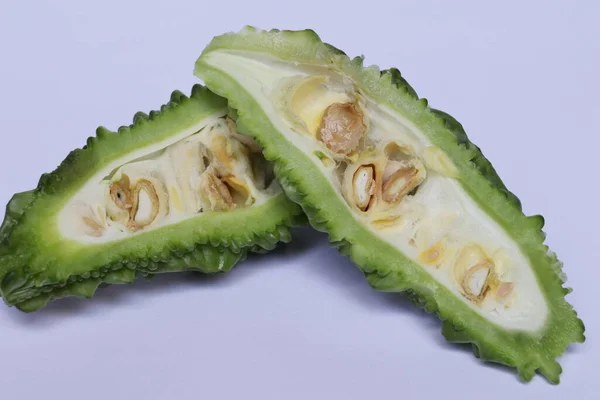 Gehakte Bittere Meloen Groenten Geïsoleerd Witte Achtergrond — Stockfoto