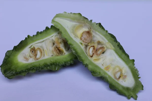 Κομμένα Πικρά Λαχανικά Πεπόνι Απομονωμένα Λευκό Φόντο — Φωτογραφία Αρχείου