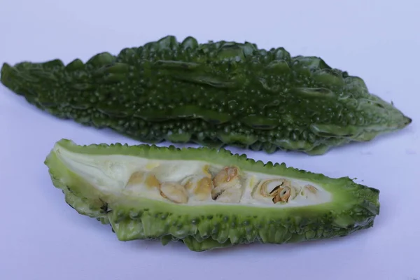 Légumes Melon Amer Hachés Isolés Sur Fond Blanc — Photo